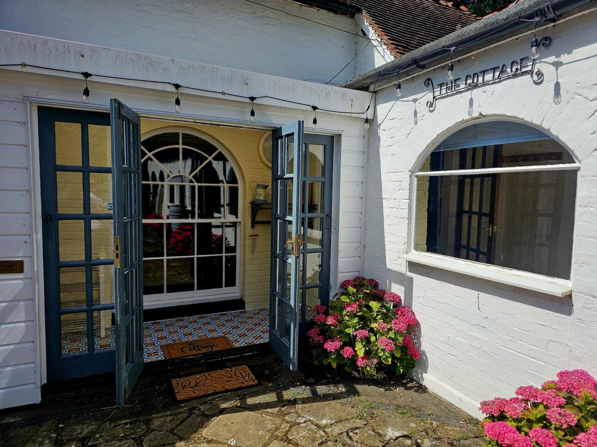 English Farmhouse Cottage กิลด์ฟอร์ด ภายนอก รูปภาพ