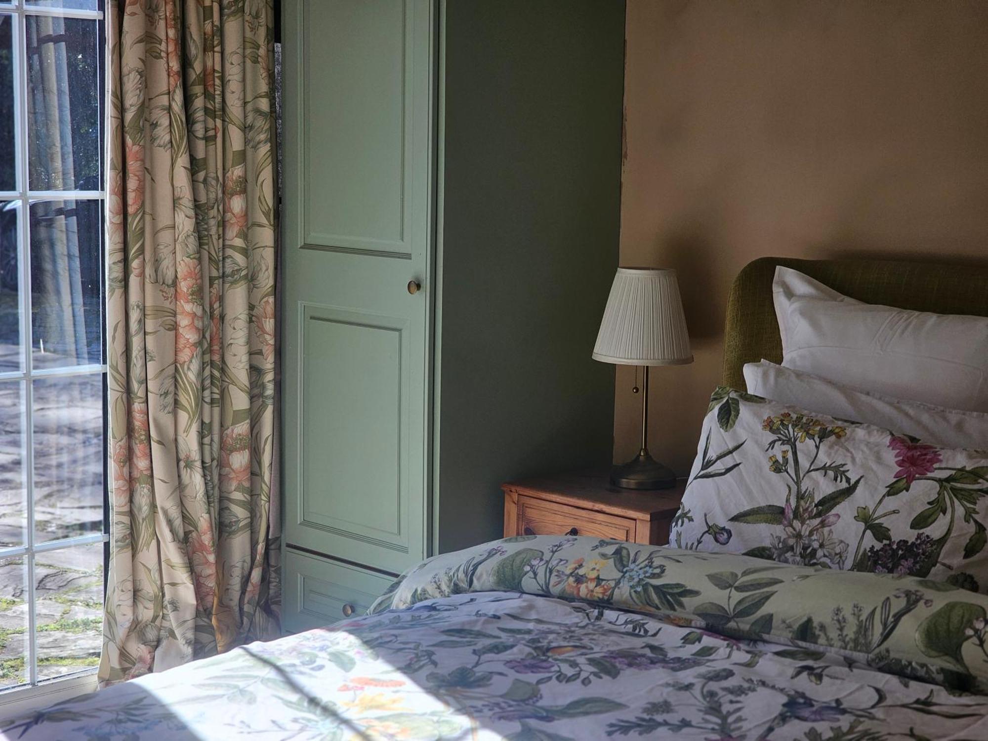 English Farmhouse Cottage กิลด์ฟอร์ด ภายนอก รูปภาพ